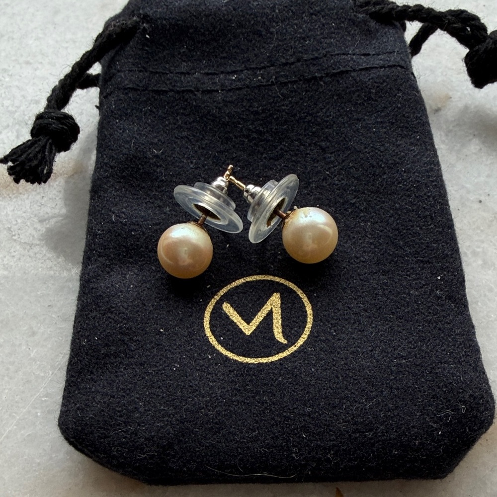 Pearl Stud Earrings in Champagne